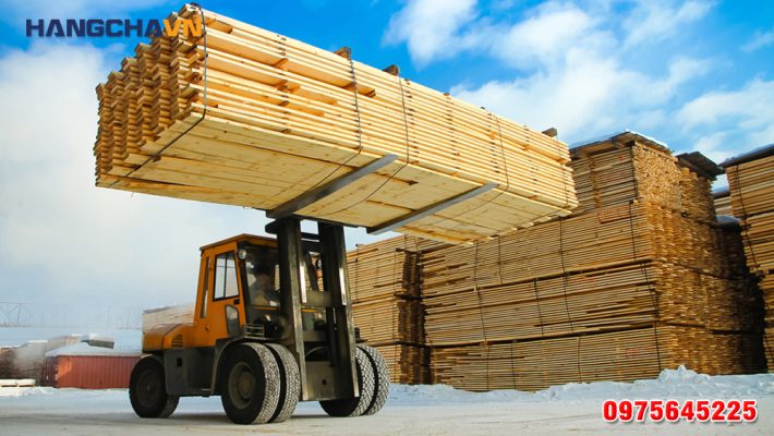 xe nâng kẹp gỗ