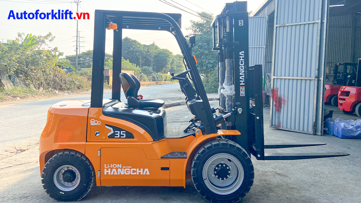 Không gian vận hành xe nâng điện 3.5 tấn