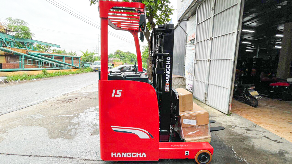 Xe nâng reach truck đứng lái