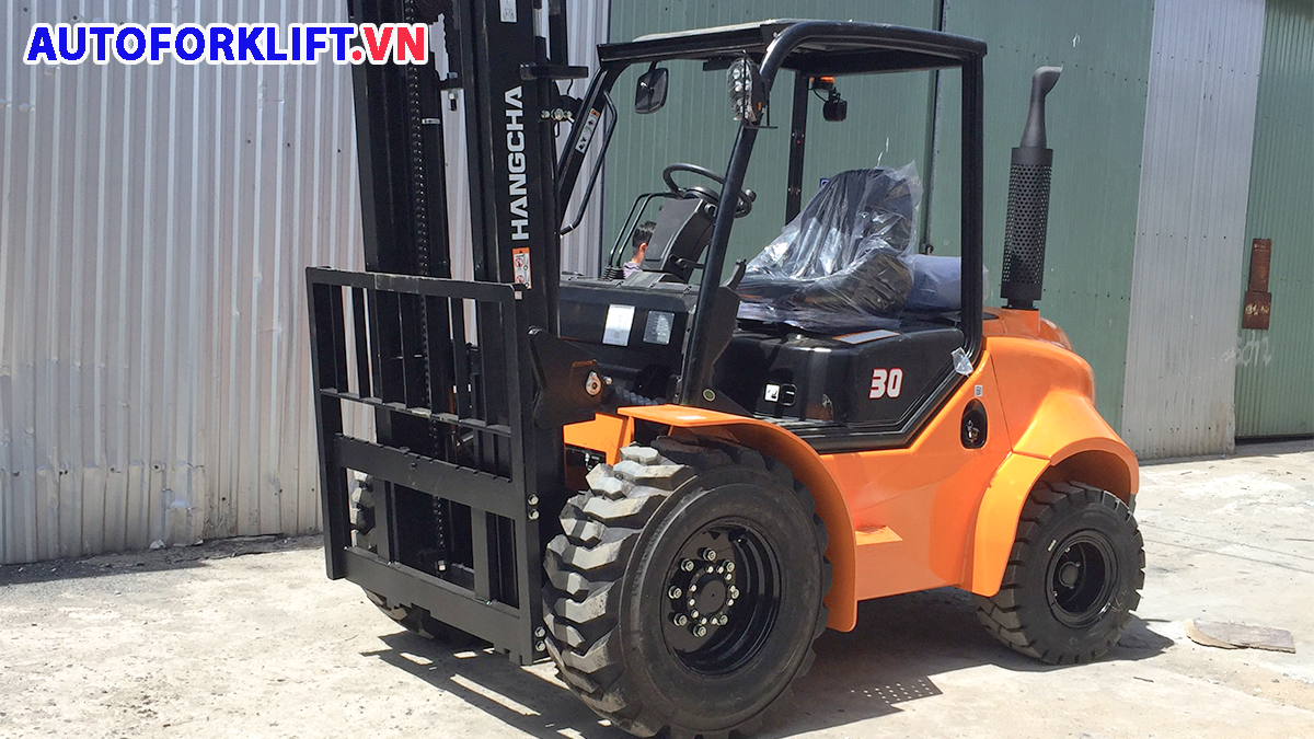 ưu điểm xe nâng địa hình 3 tấn