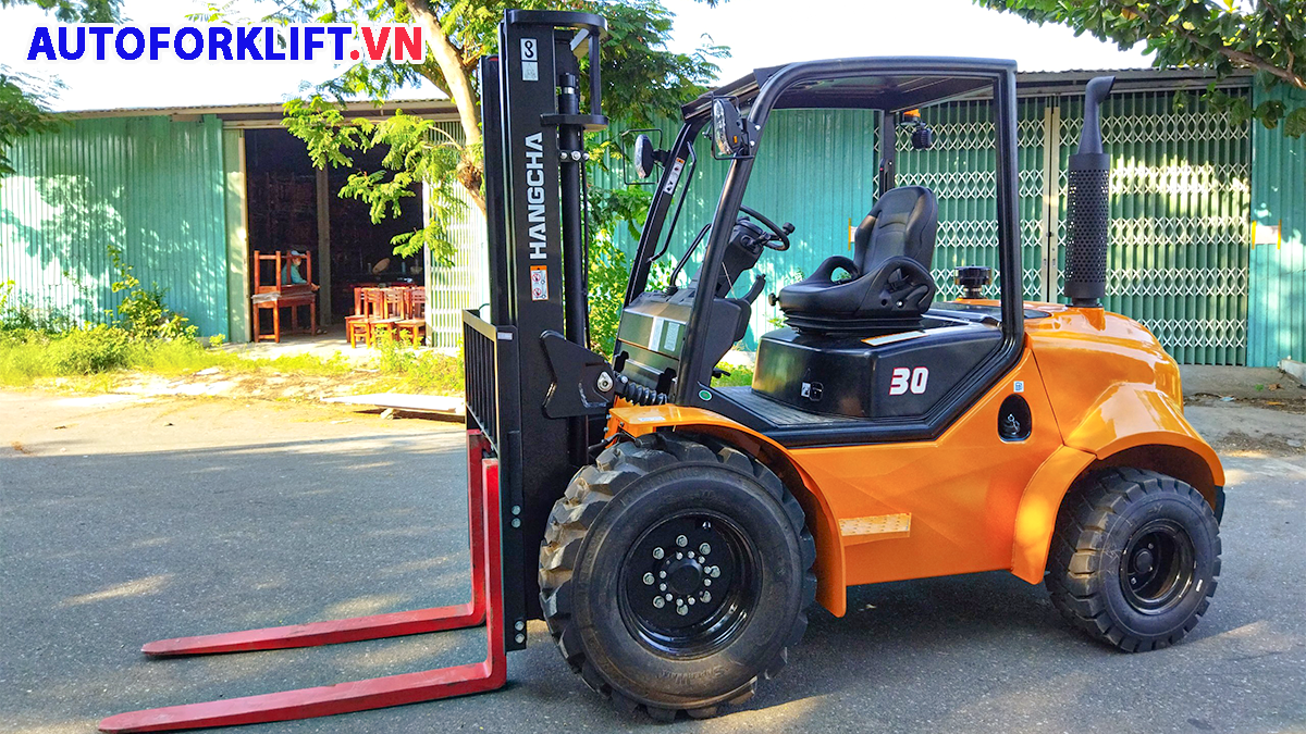 xe nâng địa hình chính hãng giá tốt
