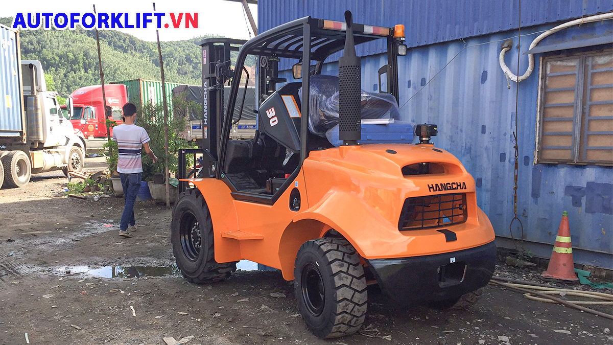 xe nâng địa hình giá tốt chính hãng