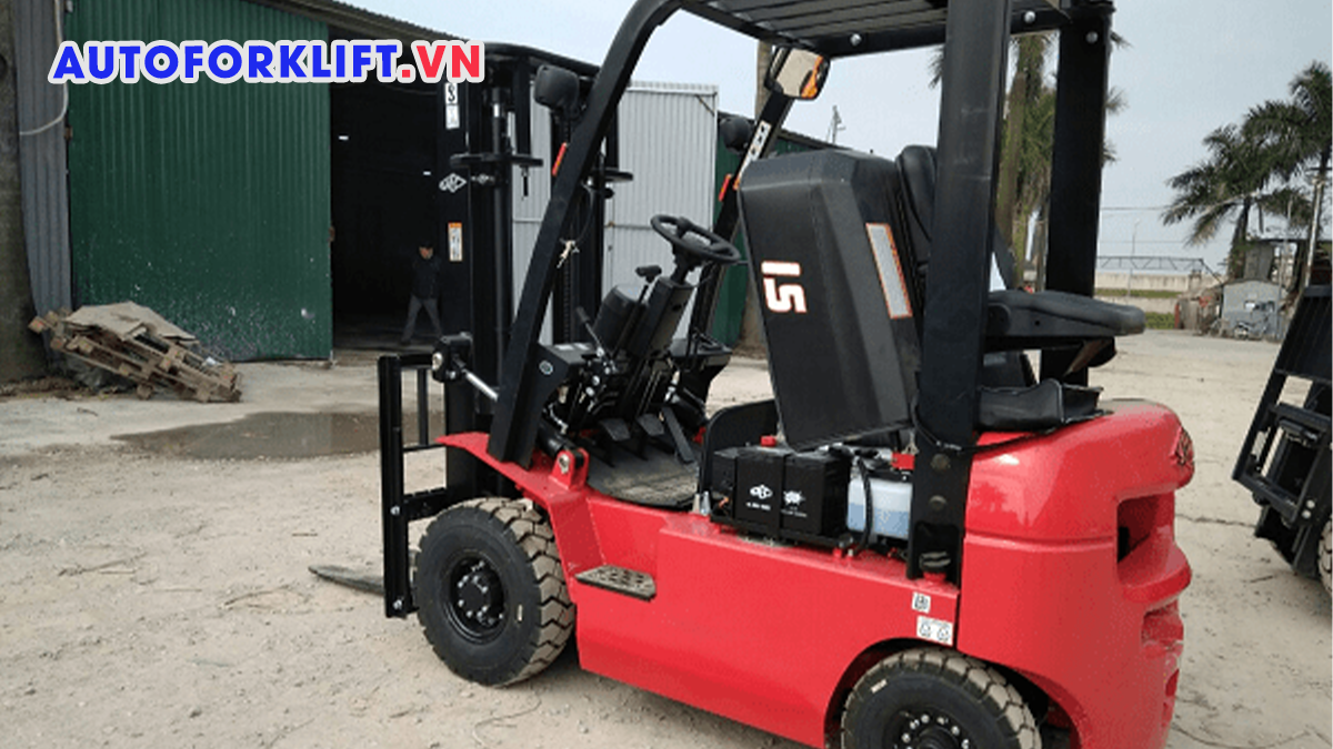 Xe nâng dầu 1.5 tấn